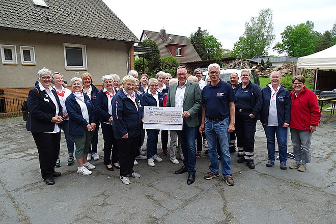 im Beisein des Vorstandes und der Aktiven des DRK-Ortsvereins überreicht Bürgermeister Oelmann den Scheck der Gemeinde Winsen (Aller) an Teamleiterin Kleiderkammer Frau de Schipper und Frau Meyer